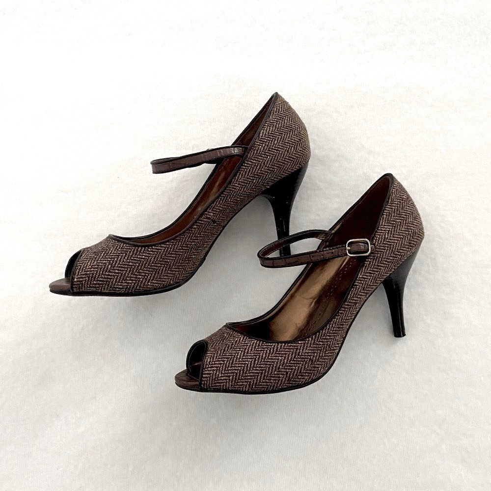 Predictions Herringbone Pattern Peep Toe Pump